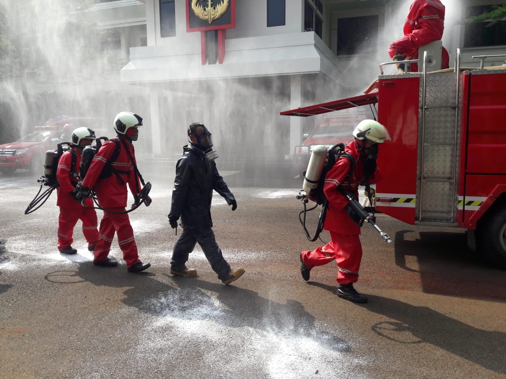 Cegah Penyebaran Covid-19, Kopassus Lakukan Penyemprotan dan Pengecekan Suhu Tubuh di Lingkungannya