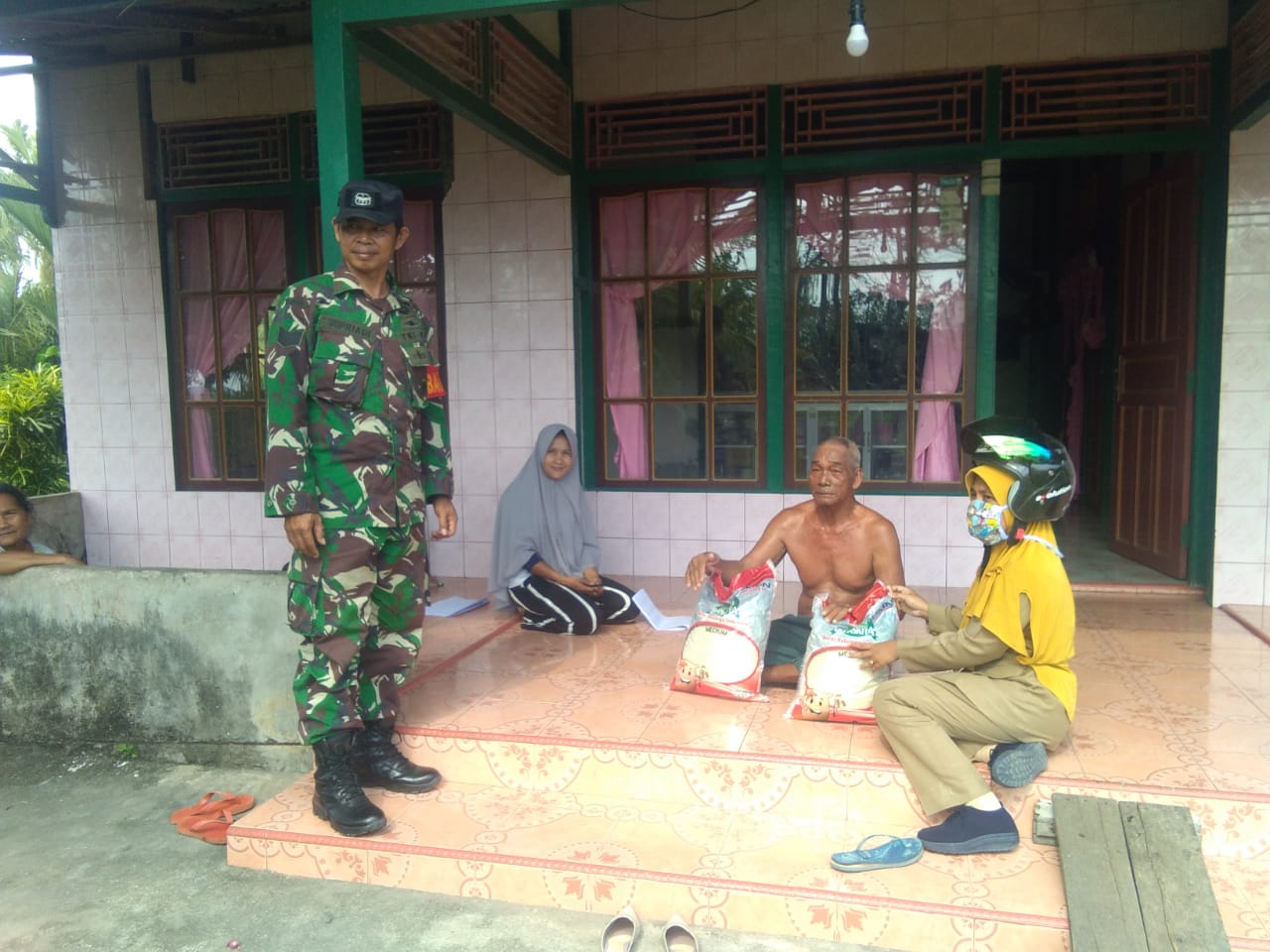 Ditengah Wabah Covid-19, Babinsa Kawal Pendistribusian Beras untuk Masyarakat Penibung