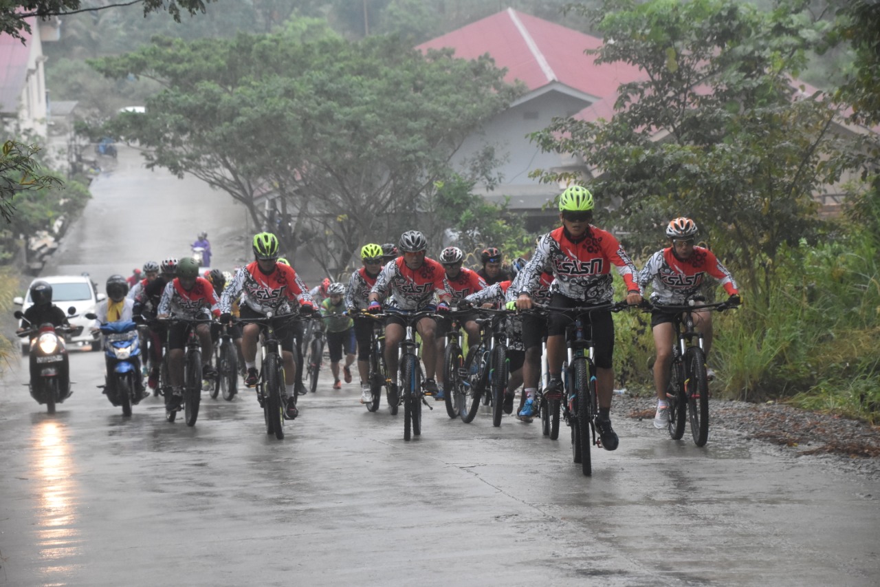 Diguyur Hujan Komunitas Sepeda Aji Surya Natakesuma Nekad Kayuh Hingga Tanjaki Bukit