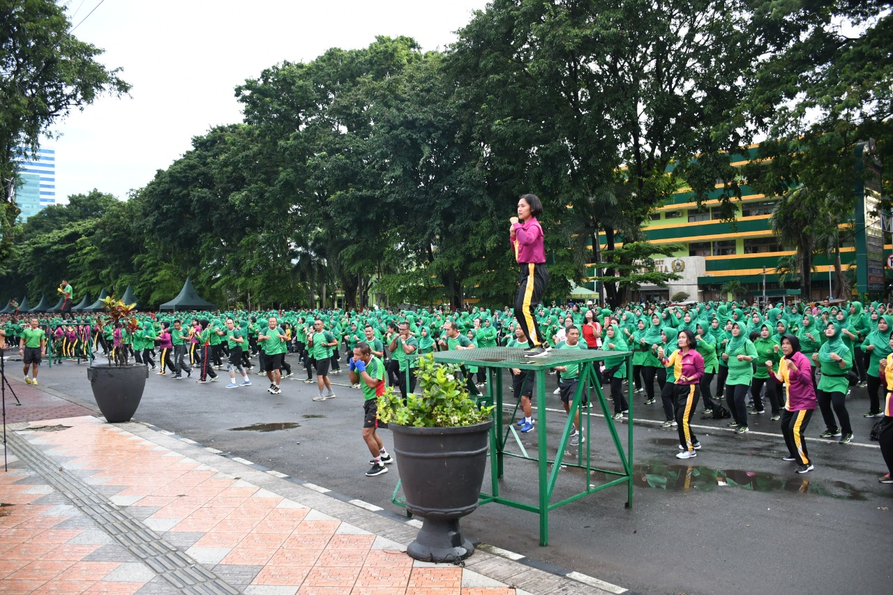 Ribuan Prajurit Bersama Pangdam Senam Body Combat di CFD