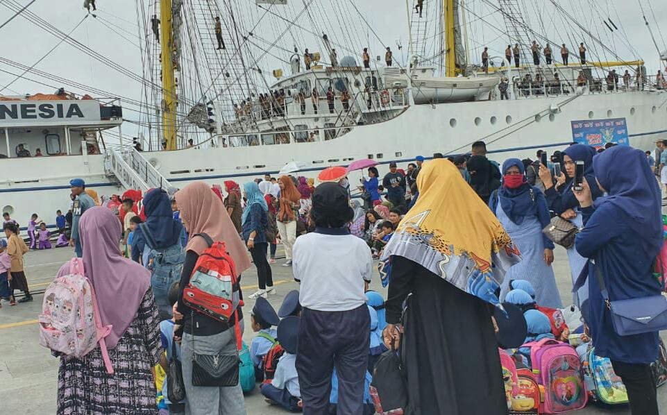 Open Ship KRI Bima Suci-945 dan KRI Dewaruci Diserbu Pelajar Makassar