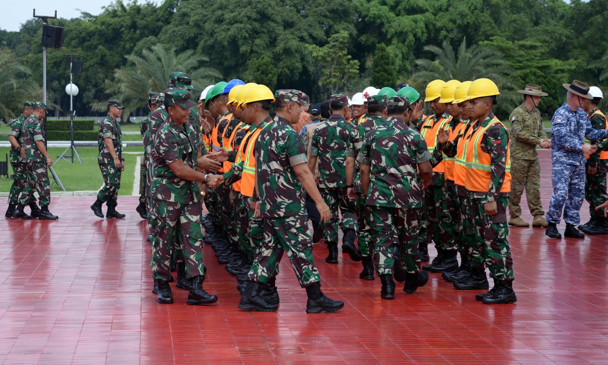 Dankormar Hadiri Penyambutan Satgas Garuda Karhutla Australia