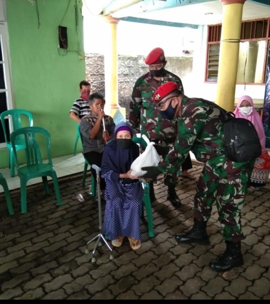 Sambut HUT ke 68, Kopassus Bagikan 2000 Sembako