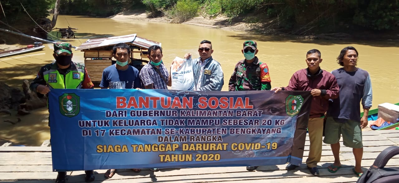 Gunakan Long Boat Koramil Ledo Kawal Distribusi Beras Bantuan