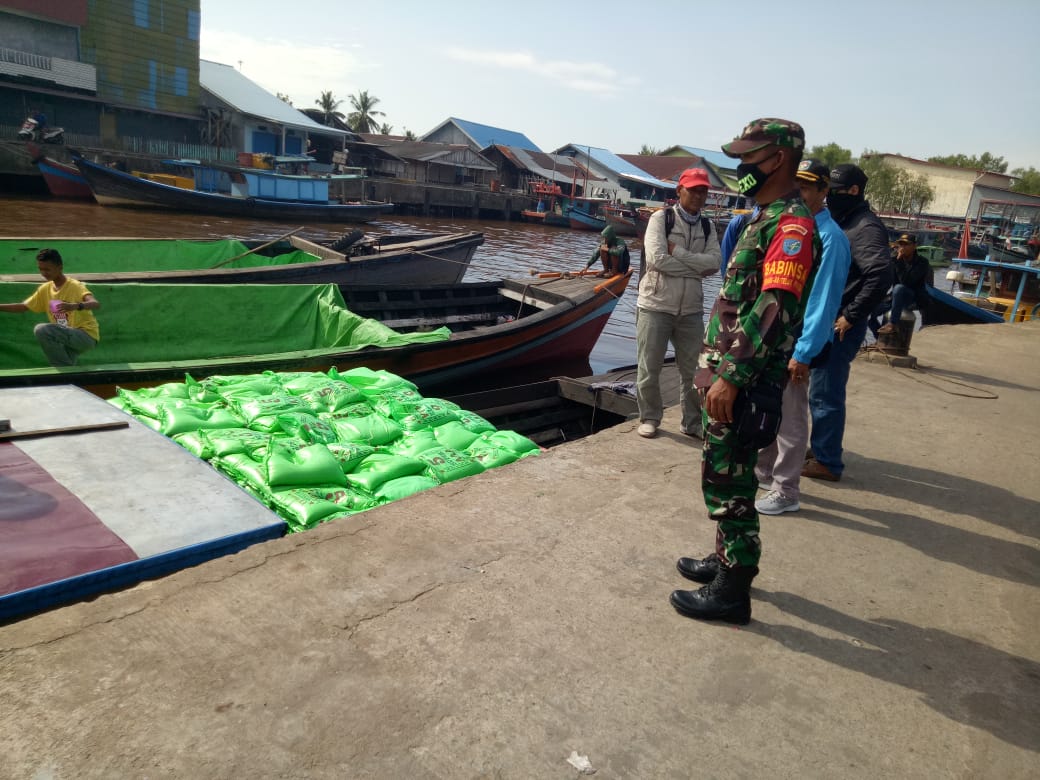 Lalui Sungai, Kodim 1207/BS Kawal Beras Bantuan Gubernur