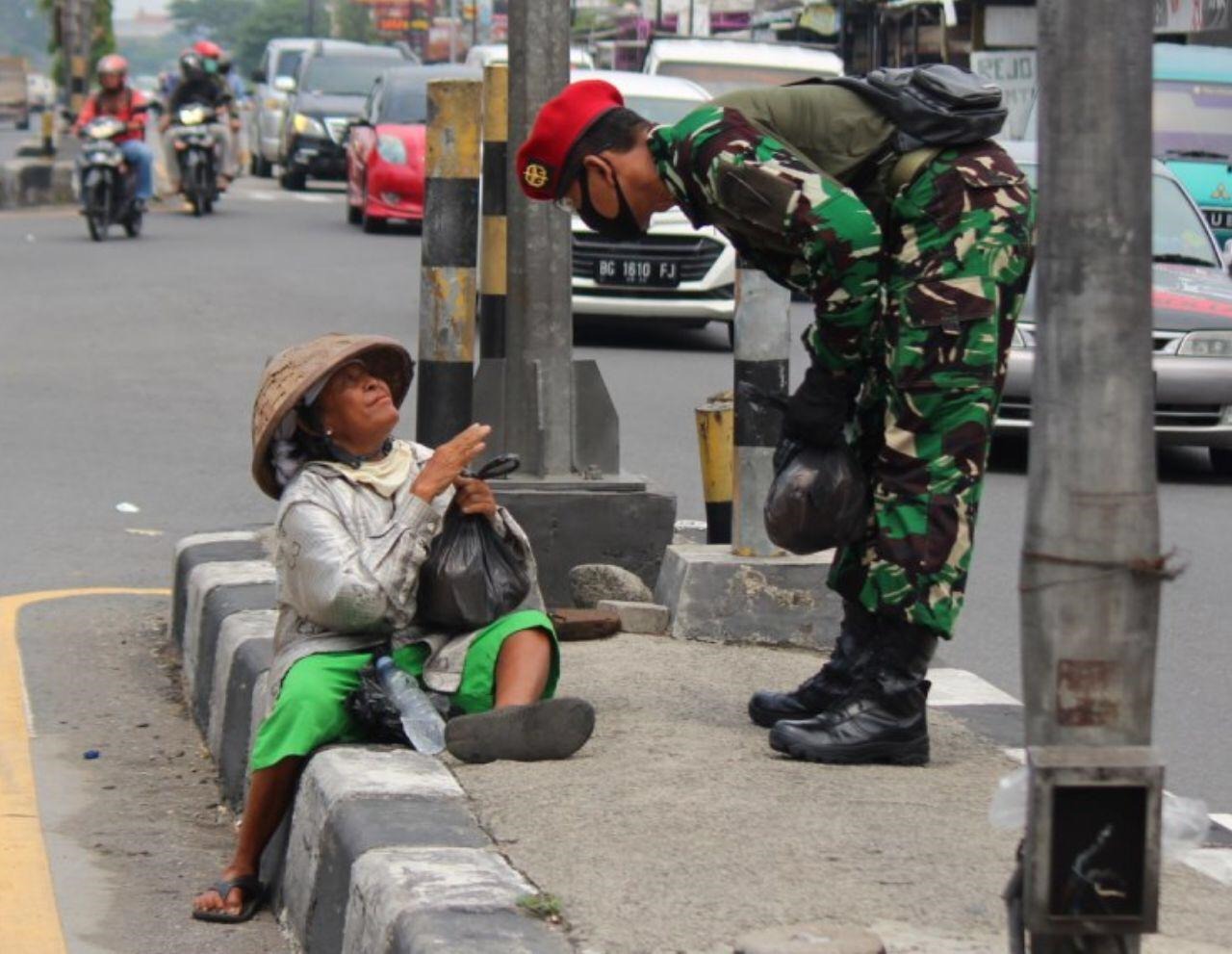 HUT ke-68, Kopassus Berbagi 25.000 Nasi Bungkus