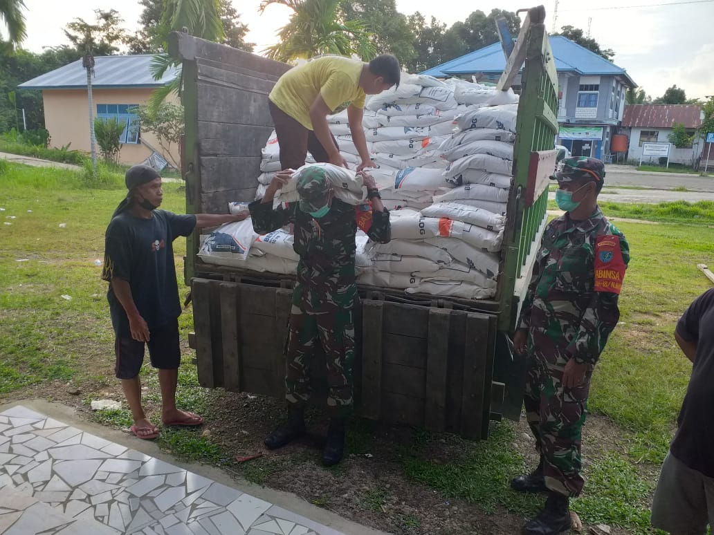 Kodim Sanggau Kerahkan Babinsa Kawal Pendistribusian Beras Bantuan Gubernur Kalbar