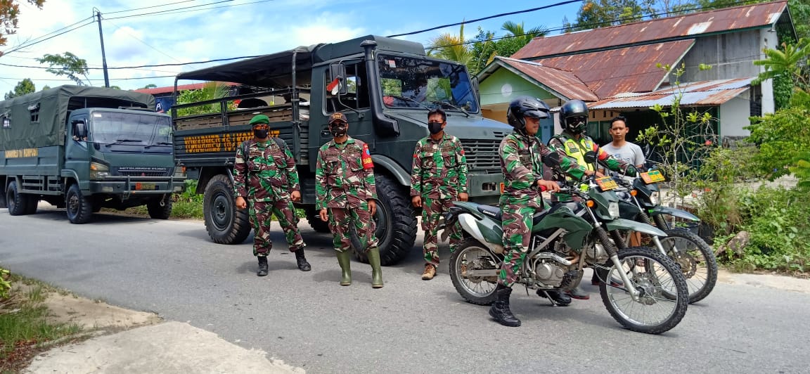 Medan Sulit Bukan Halangan Bagi Babinsa Kawal Distribusi Beras