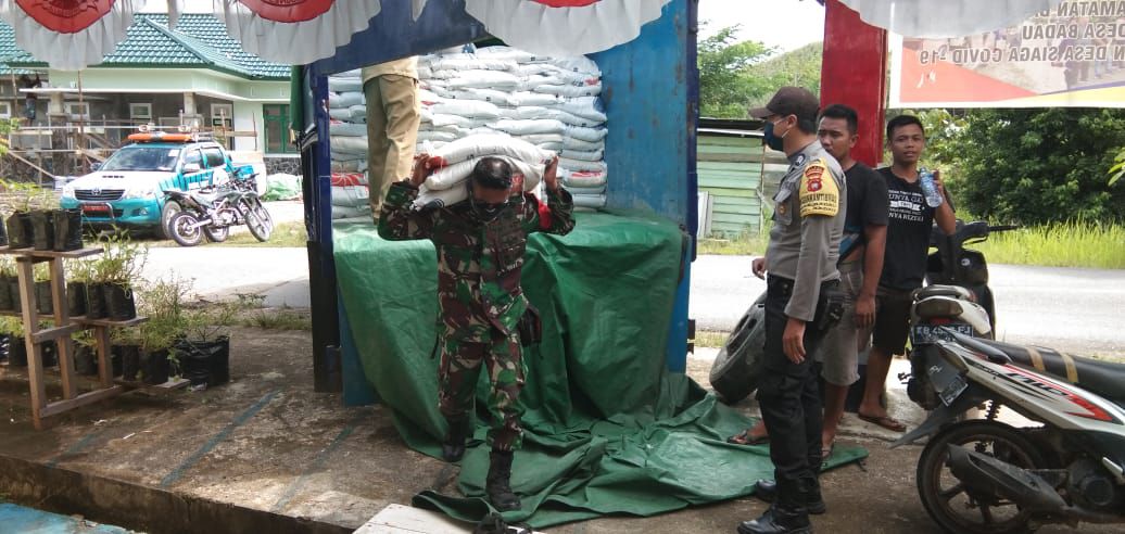 Koramil 1206-04/Badau Kawal Distribusi Beras ke Sembilan Desa