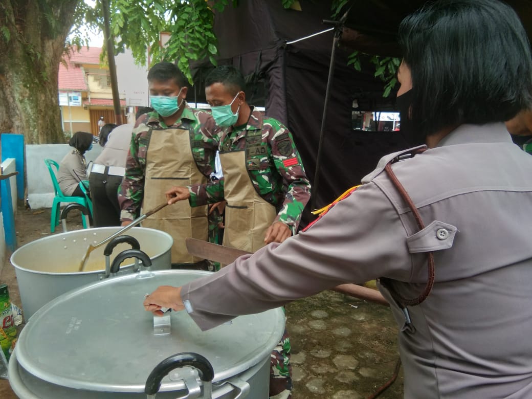 Bersatu Lawan Covid – 19, Yonarmed 16/Kmp dan Polres Landak Dirikan Dapur Lapangan