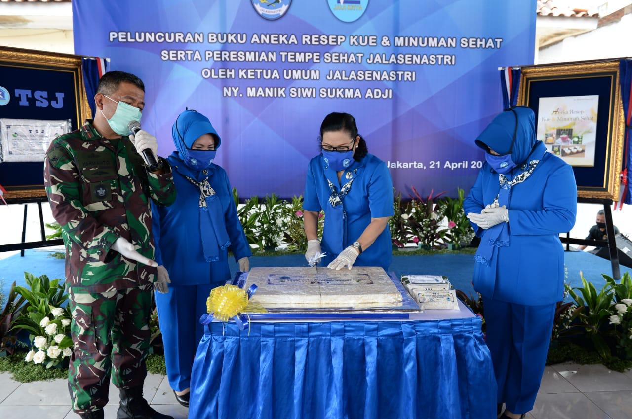 Ketua Umum Jalasenastri Launcing Buku Aneka Resep Kue dan Minuman Sehat