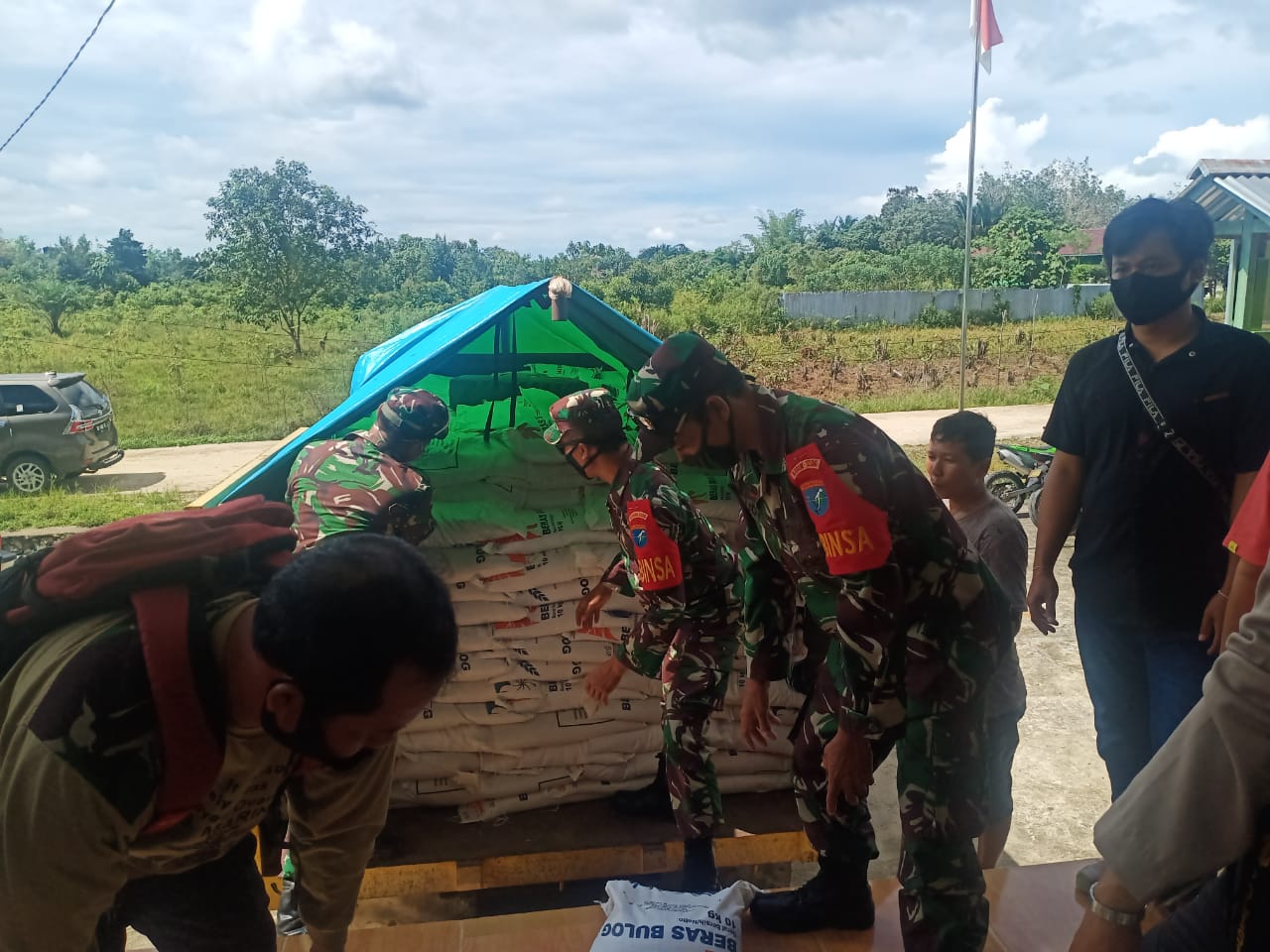 Koramil Bunut Hulu Rampung Kawal Distribusi Beras Bantuan