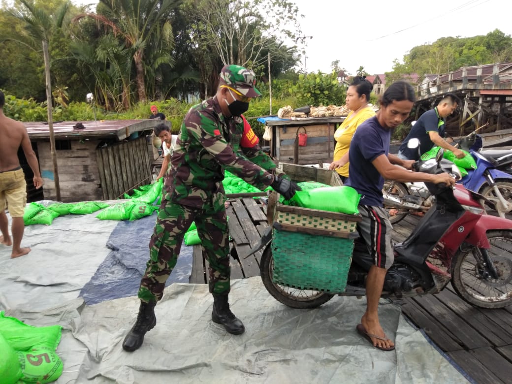 Dapur Umum TNI – Polri di Pontianak Bagikan Nasi Kotak Jelang Berbuka Puasa