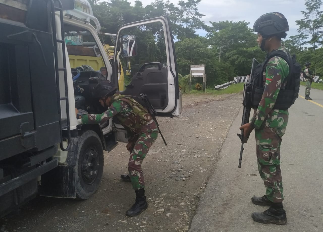 Cegah Barang-Barang Terlarang Satgas Raider 300 Laksanakan Pemeriksaan Kendaraan