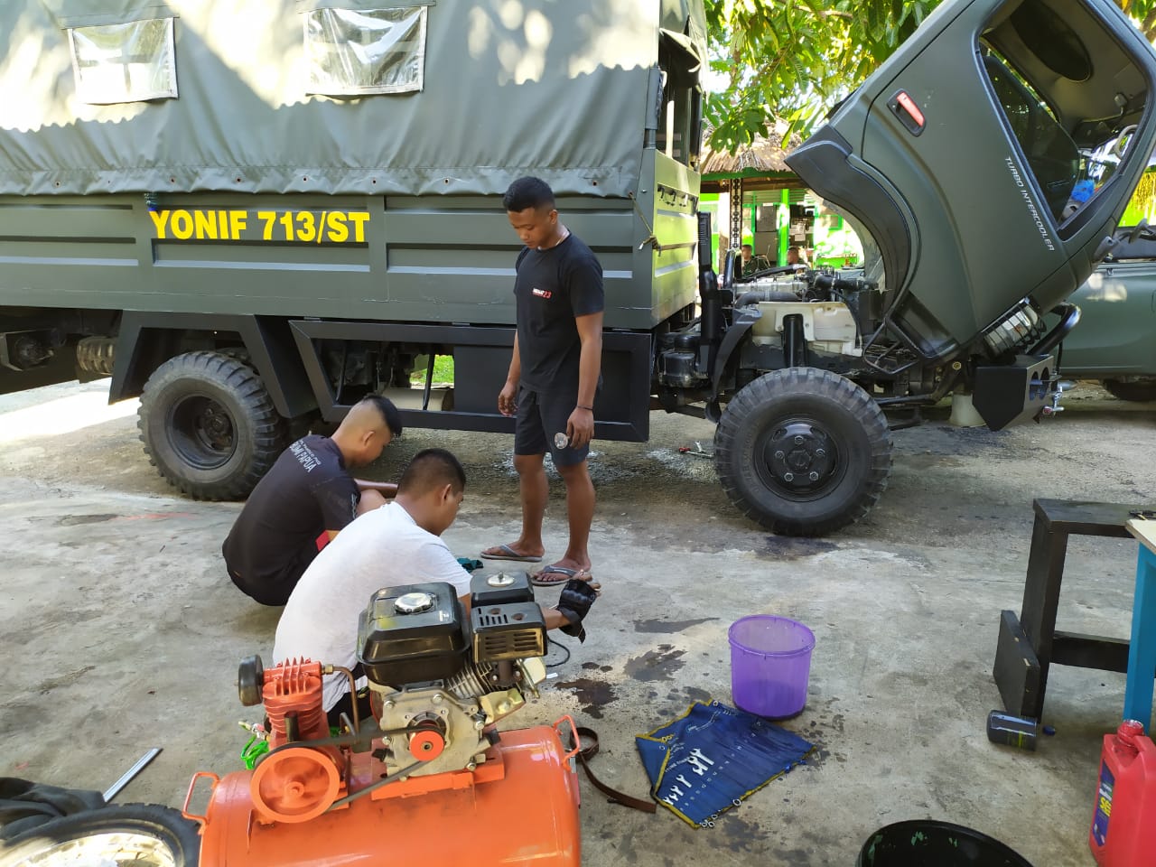 Satgas Pamtas Yonif 713/Satya Tama Perbaiki Kendaraan Dinas