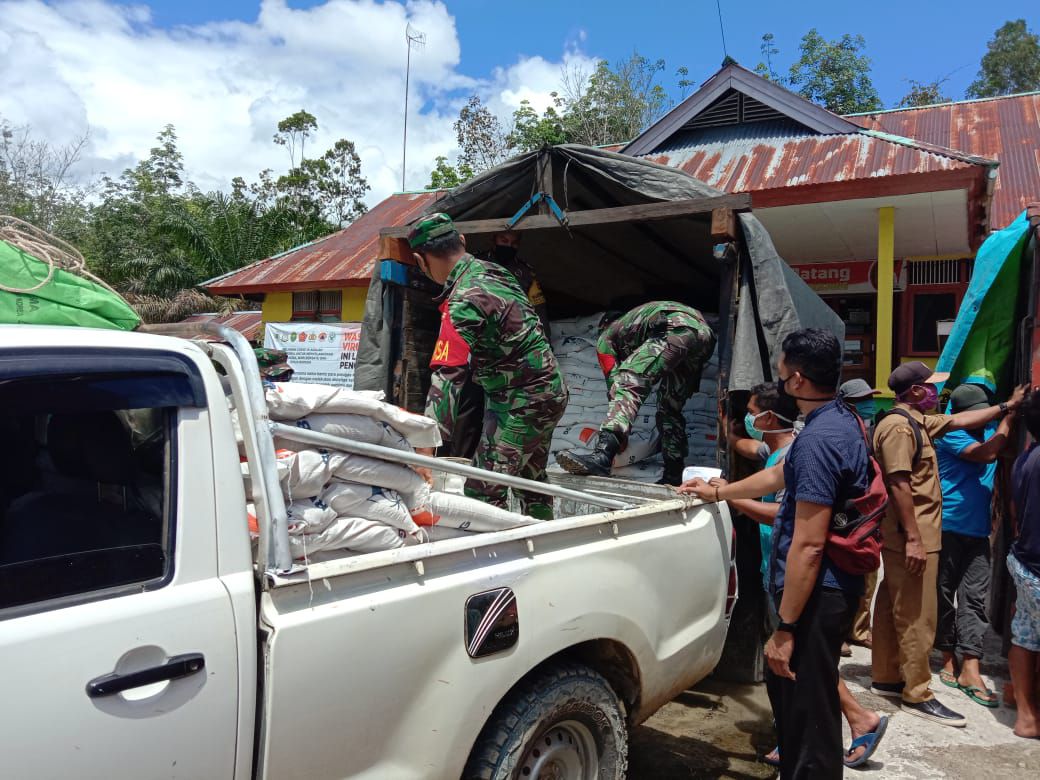 Gigihnya Babinsa Salurkan Bantuan Beras ke desa-desa