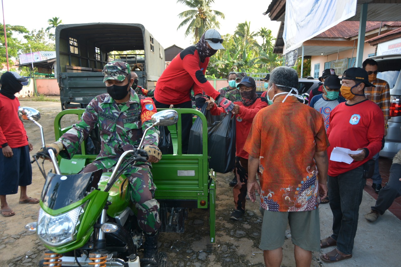 Jelang Buka Puasa TNI-Polri Bagikan Seribu Nasi Kotak