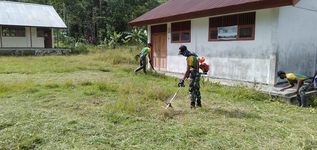 Minggu Bersih, Satgas Yonif Raider 509 Karbak di SD Tapal Batas