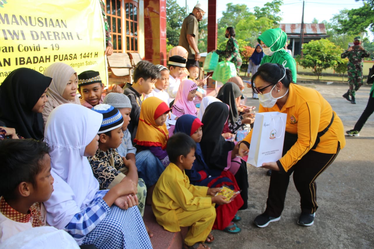 Dharma Pertiwi Daerah L Bagikan Nasi Kotak di Tiga Panti Asuhan di Pontianak