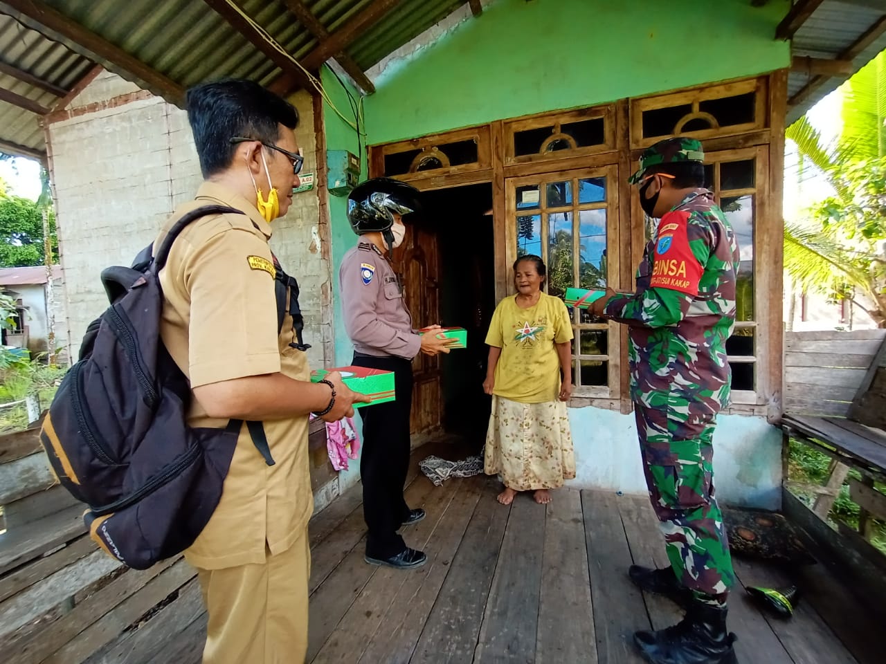 Pemdes Rasau Jaya Umum Apresiasi TNI – Polri Pontianak Bagikan Nasi Kotak untuk Warganya