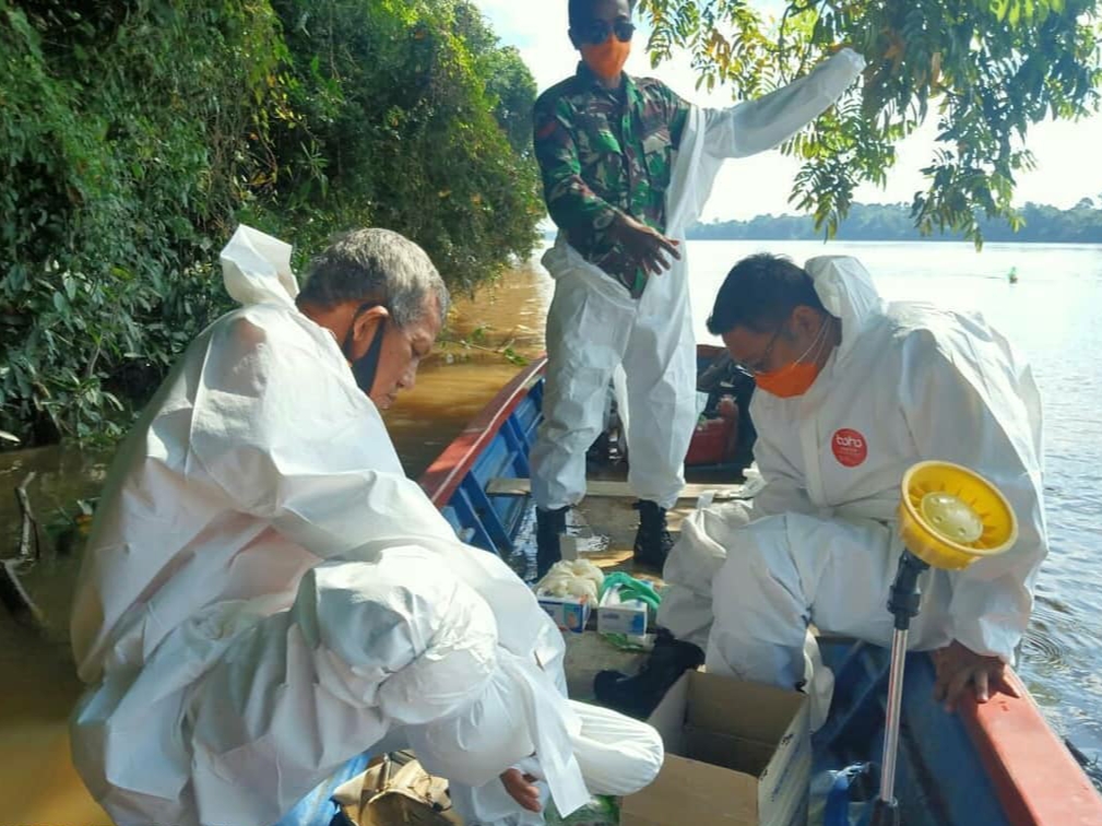 Cegah Penyebaran, Babinsa Kapuas Jemput Pasien ODP Gunakan Speedboat