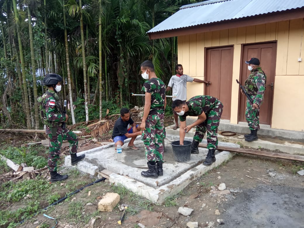 Satgas Raider 300 Laksanakan Patroli Dan Membantu Pembuatan Kran Air