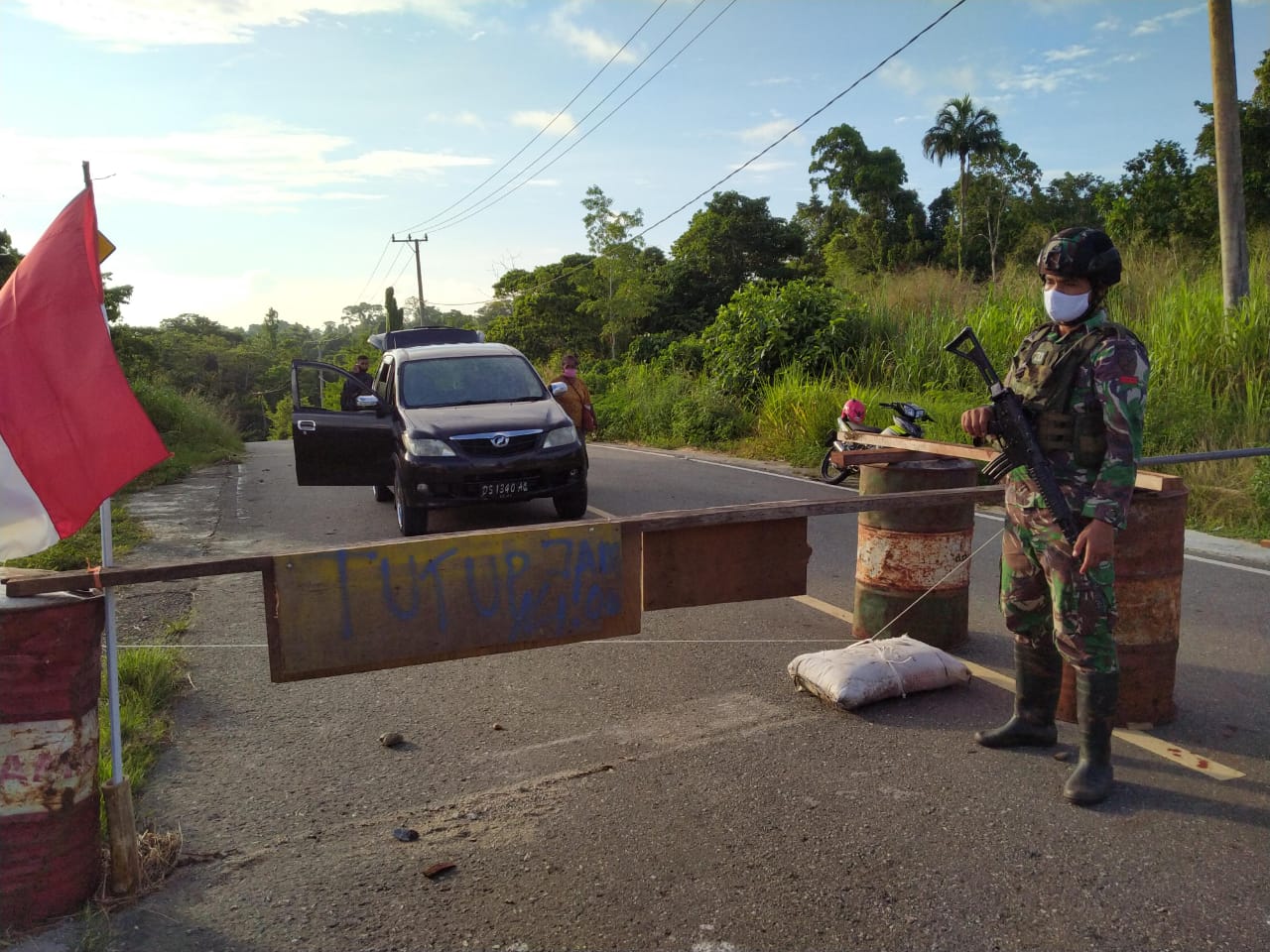 Satgas Bersama Warga Perketat Penjagaan di Pos Covid-19