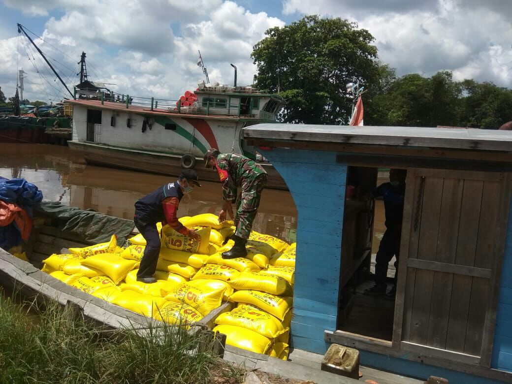 Selain Kawal Beras, Babinsa Juga Imbau Warga Hidup Bersih dan Sehat