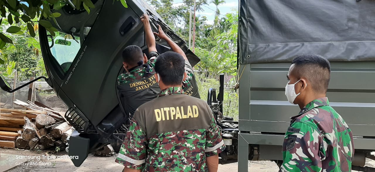 Pemeriksaan Materil Kendaraan Satgas Yonif 713/ST oleh Denpal XVII/1 Jayapura