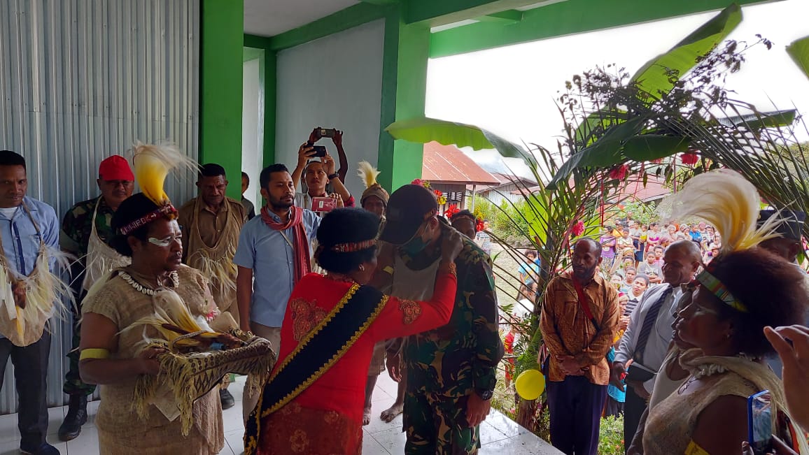 Prajurit Satgas Yonif Raider 509 Kostrad, Hadiri Peresmian Puskesmas Kiwirok