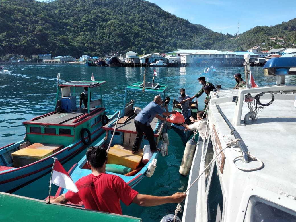 Danlanal Tarempa Berikan Sembako kepada Masyarakat Pesisir 