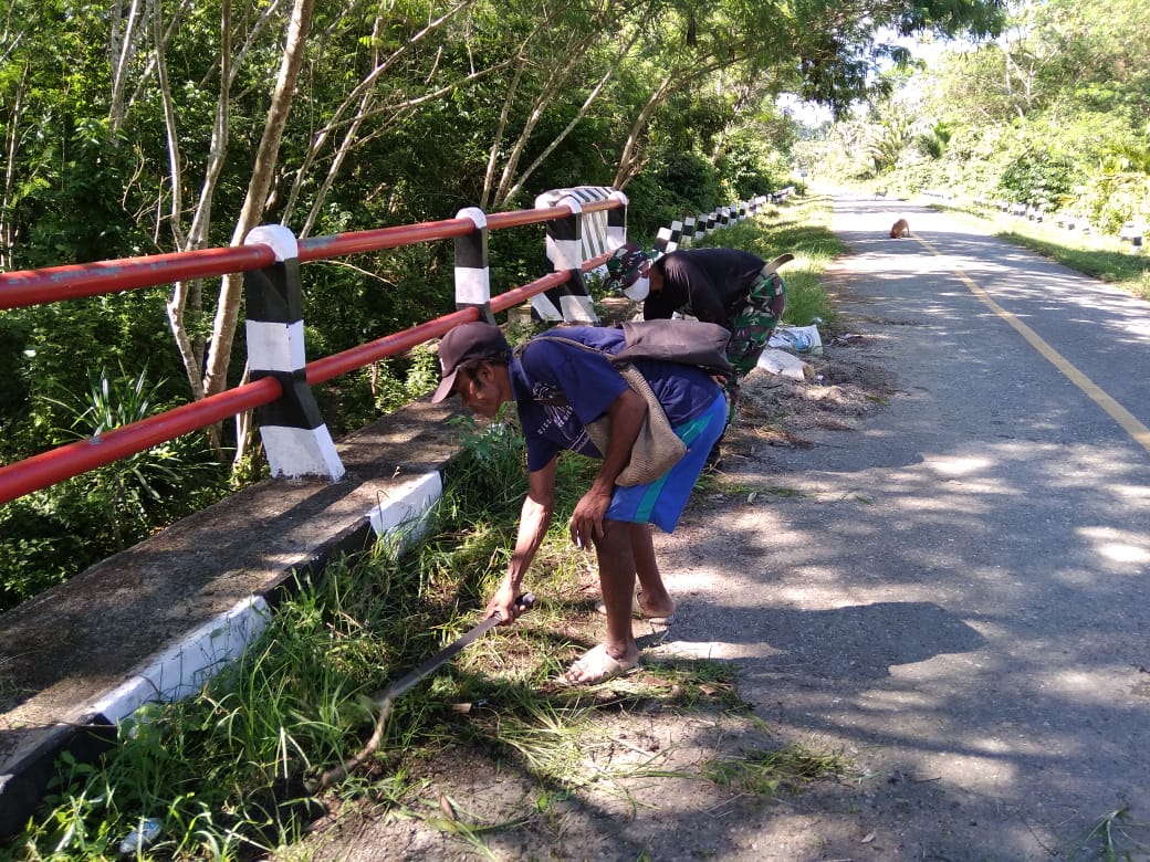 Satgas Raider 300 Bina Silaturahmi Dengan Karya Bhakti Pembersihan Kampung