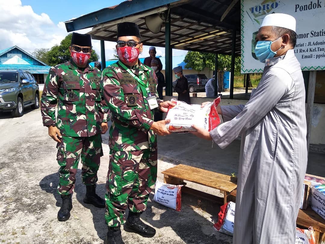 Manfaatkan Moment Lebaran, Korem 102/Pjg Bagikan Bingkisan untuk Anak Yatim dan Santri