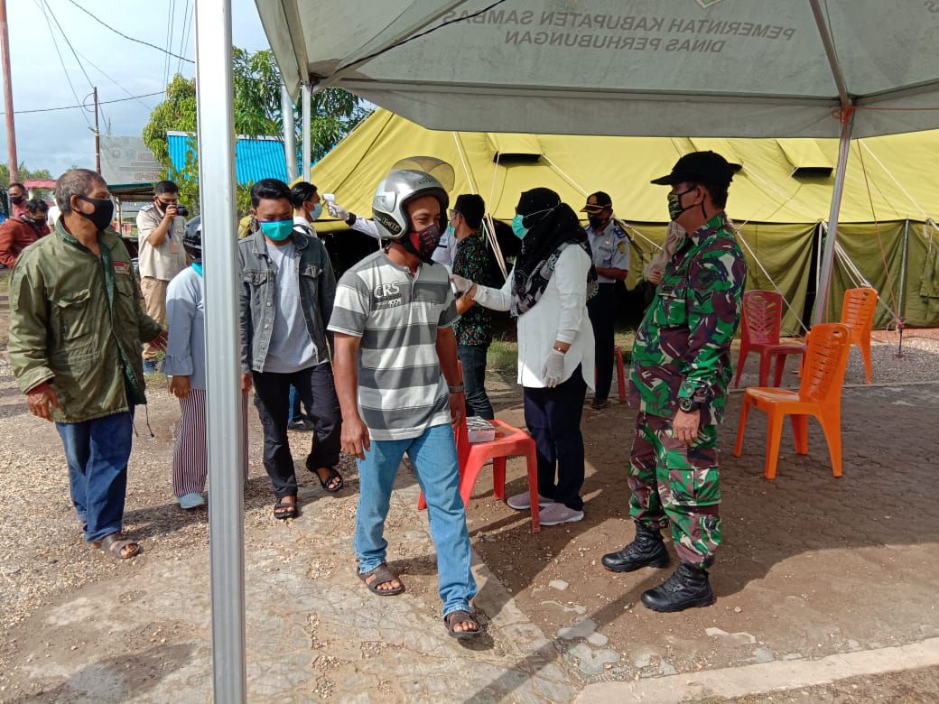 Koramil Selakau Bersama Tim Gugus Tugas Covid-19 Selakau Lakukan Cek Kesehatan Pengendara