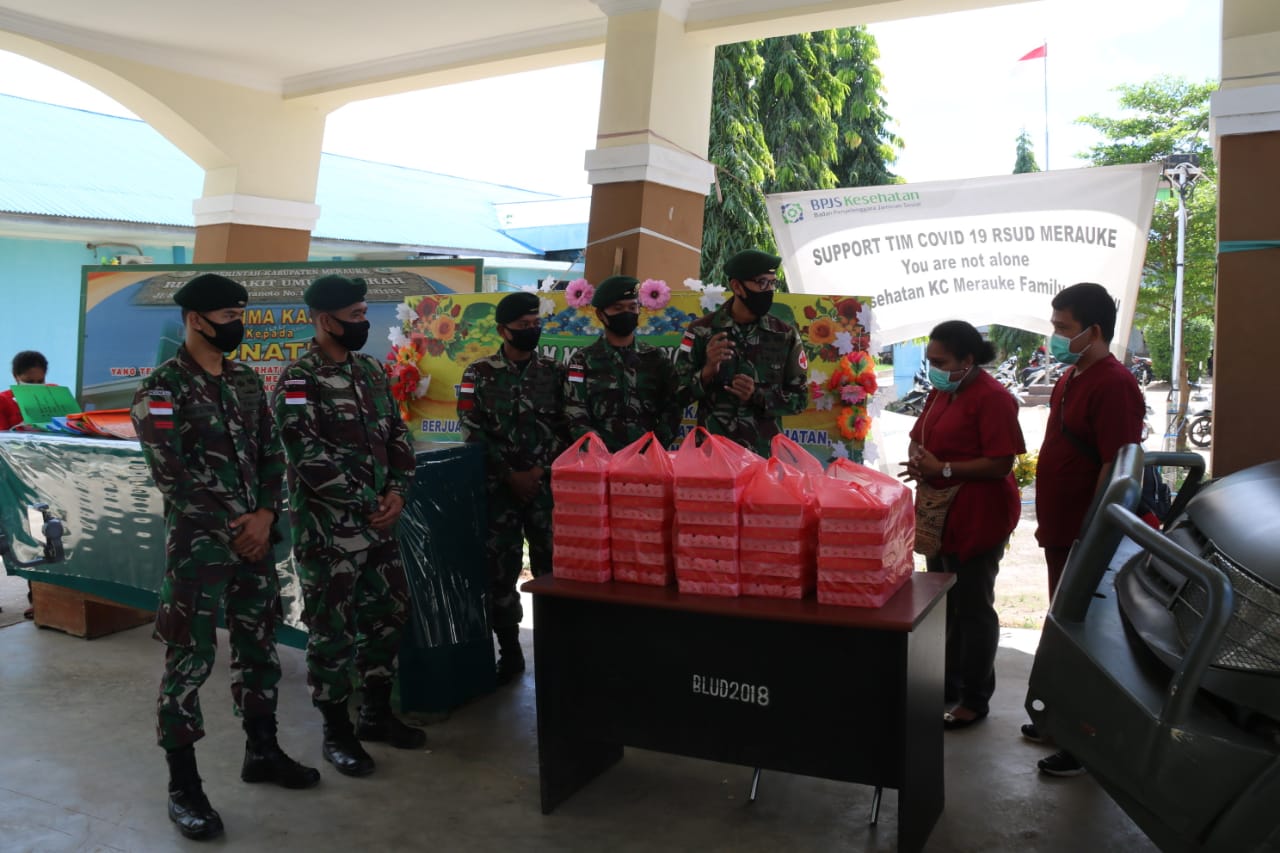 Dukung Pejuang Covid-19, Yonif 411 Kostrad Bagikan Makanan Untuk Tenaga Medis di RSUD Merauke