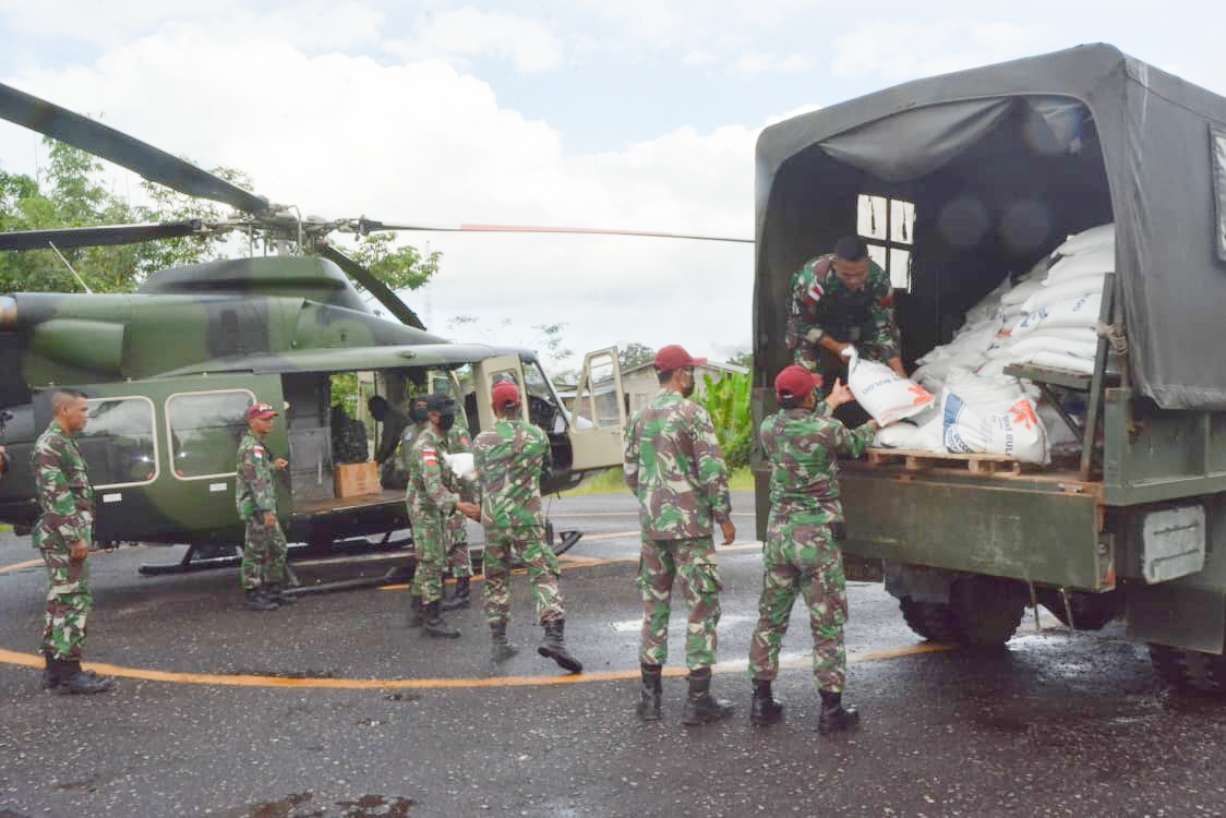 Kodam XII/Tpr Kembali Distribusikan Beras ke Wilayah Sulit Gunakan Helly Bell