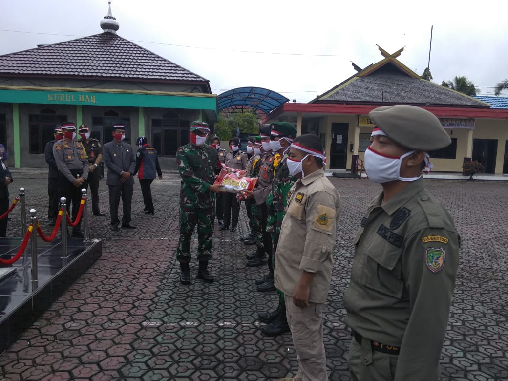 Momentum Hari Lahir Pancasila, TNI-Polri dan Pemda Barut Bagikan Beras