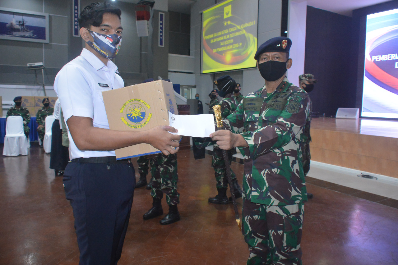 Peduli Dampak Covid-19, Pangarmada II Bagikan Tali Asih kepada Pegawai Harian Lepas Koarmada II