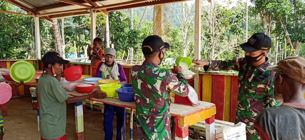 Peduli, Pos Udara Tatakra Satgas Yonif 509 bagikan Sembako di Tapal Batas