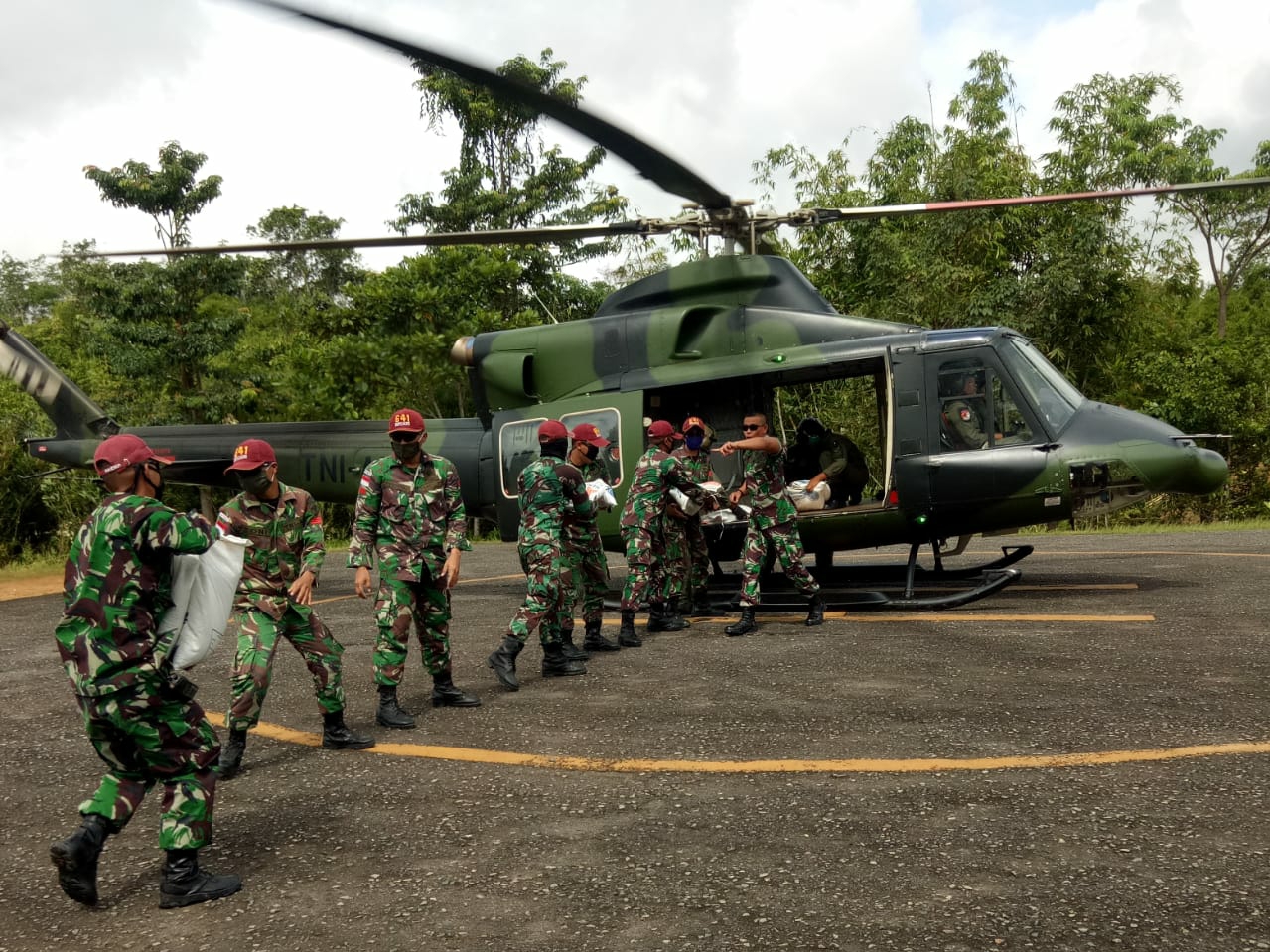 Dukung Kelancaran Distribusi Beras ke Sungkung, Kodam Kerahkan Satgas Yonif R 641/Bru