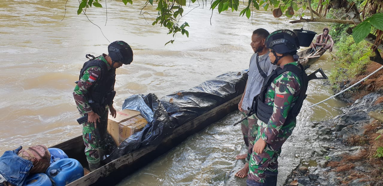 Cegah Barang ilegal, Pos Towe Hitam Satgas 509 Periksa Jalan Tikus Perbatasan