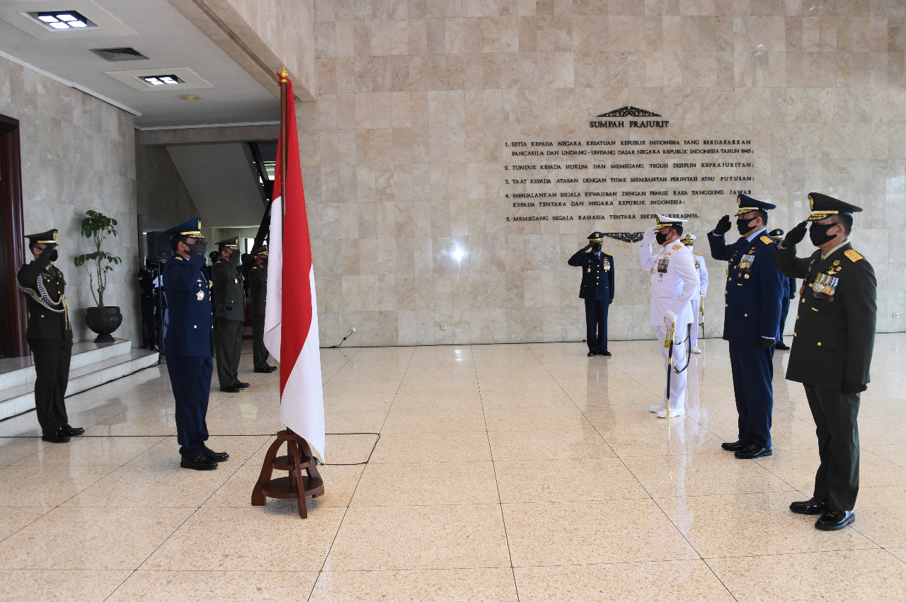 Panglima TNI Sematkan Tanda Kehormatan Bintang Dharma Kepada Kasal dan Kasau