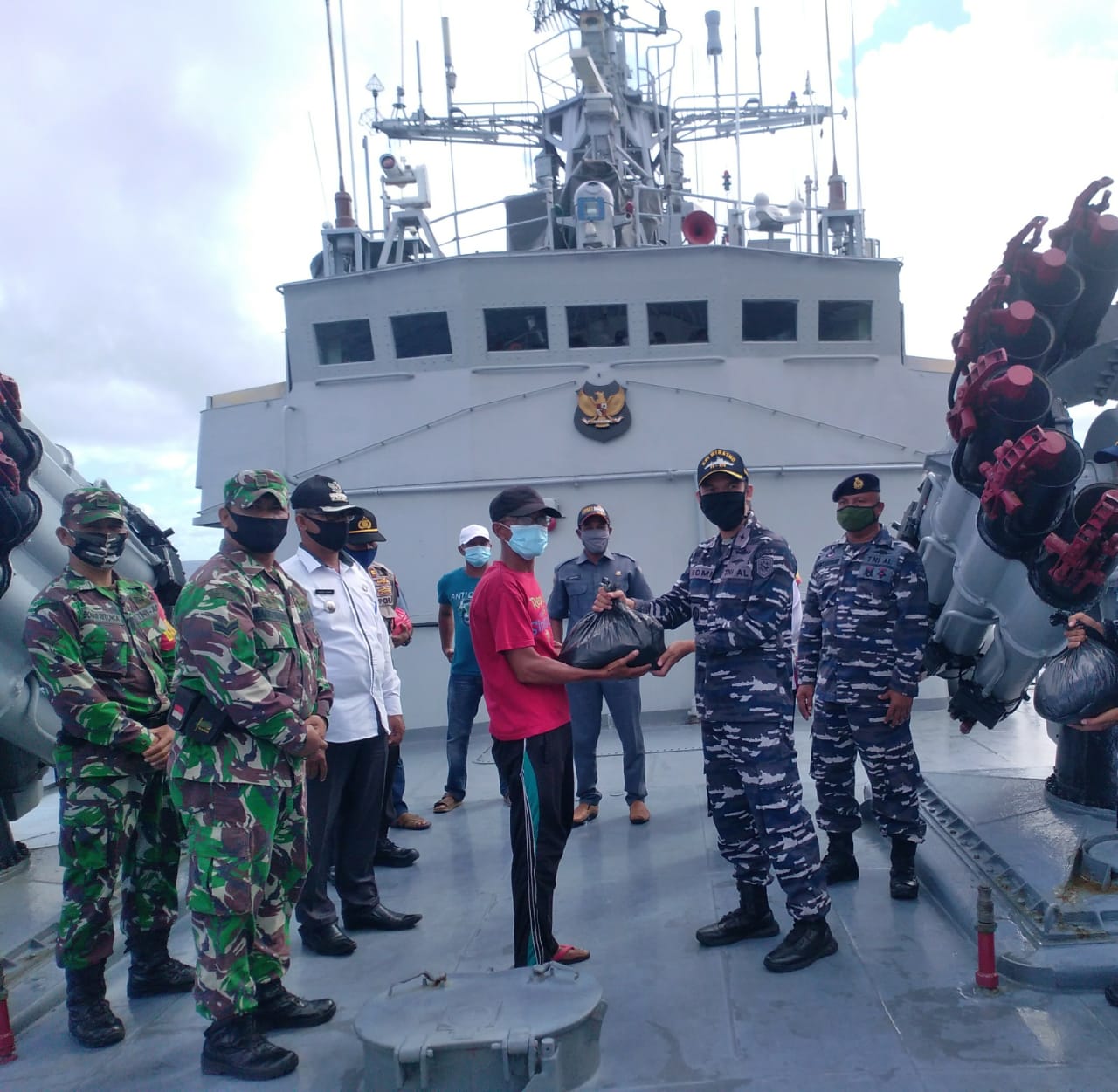 KRI Wiratno – 379 Salurkan Paket Sembako ke Masyarakat Pulau Midai