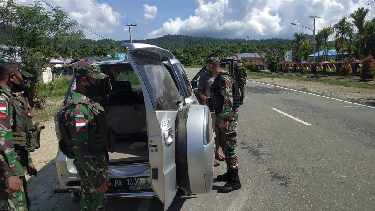 Danki C YONIF 713/ST Pimpin Langsung Pemeriksaan di Jalur Perbatasan RI-PNG 