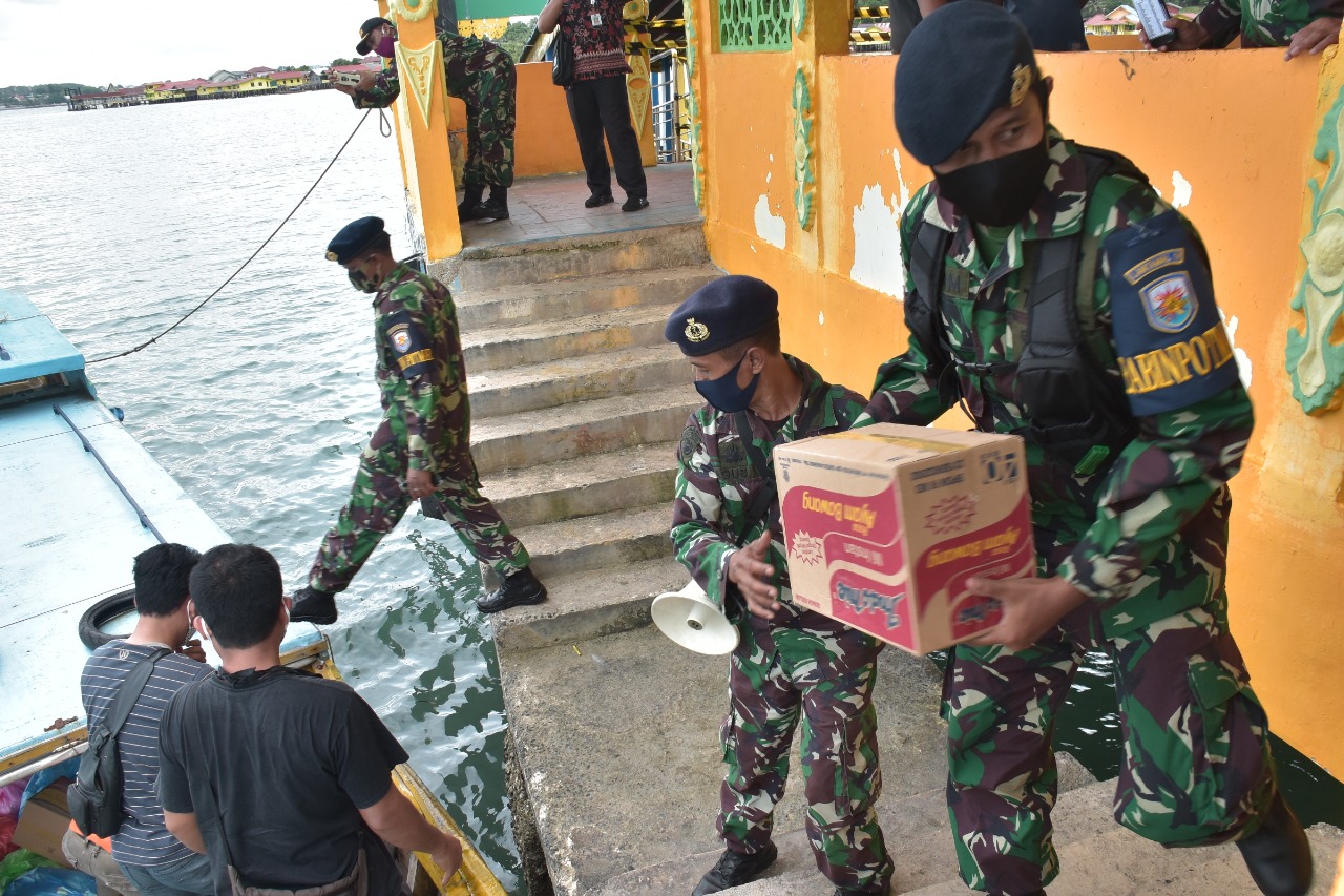 Lantamal IV Dampingi Pendistribusian Sembako Tahap 2 ke Pulau Penyengat