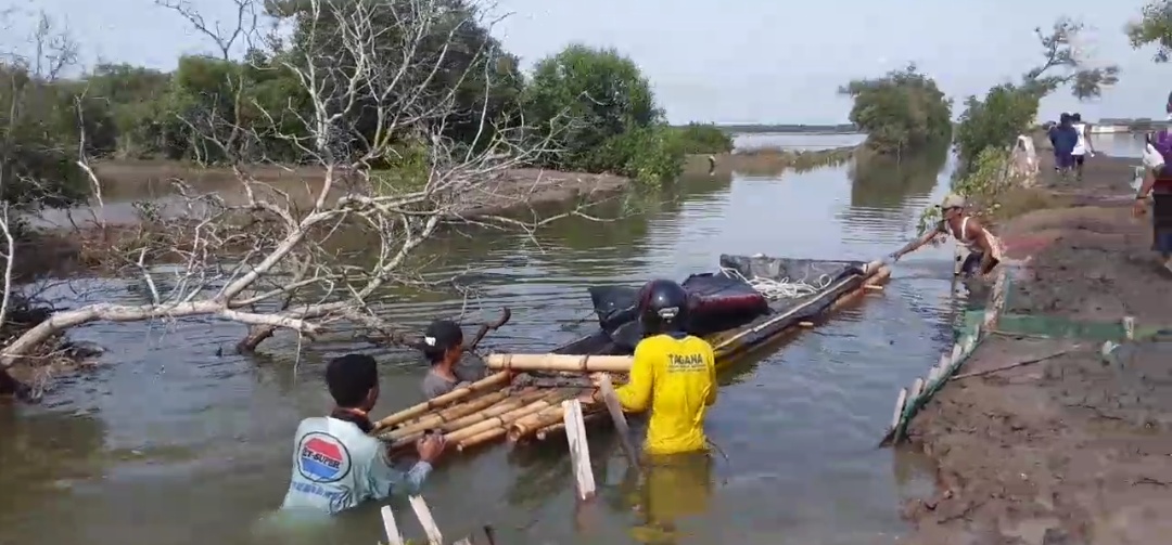 Posmat Karangsong Lanal Cirebon Laksanakan SAR Kecelakaan Kapal Nelayan