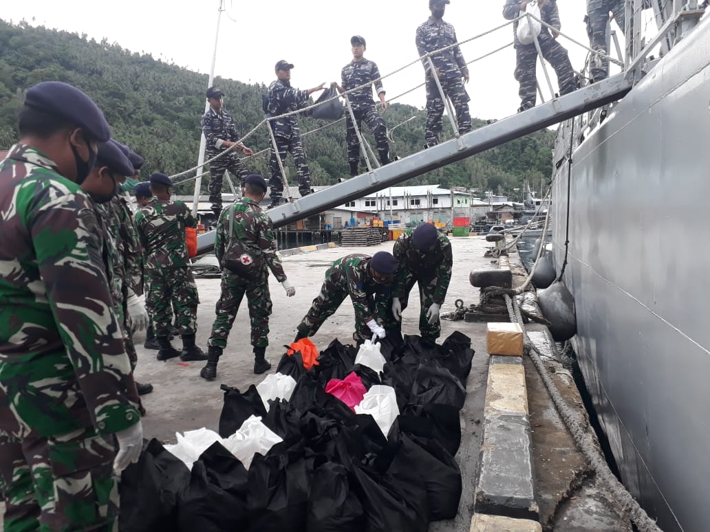 Lanal Tarempa Bantu Koarmada I Salurkan Sembako ke Kepulauan Anambas