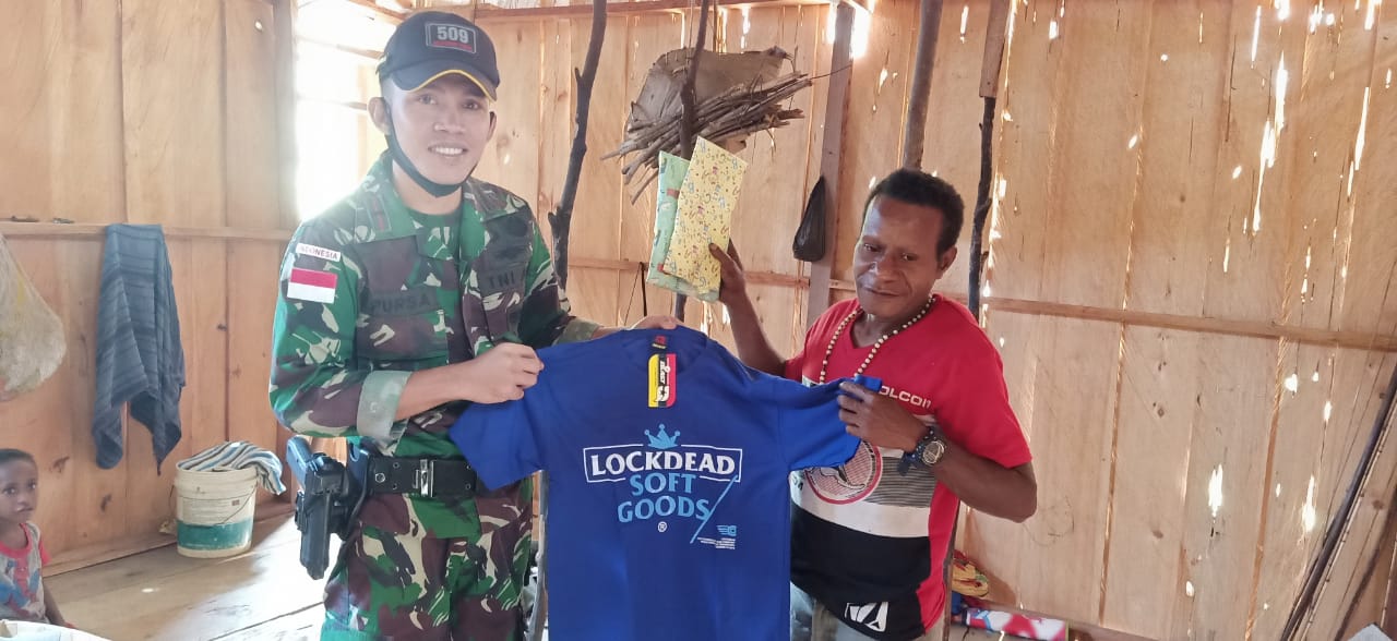 Peduli Papua, Satgas Yonif 509 Bagikan Pakaian di Keerom