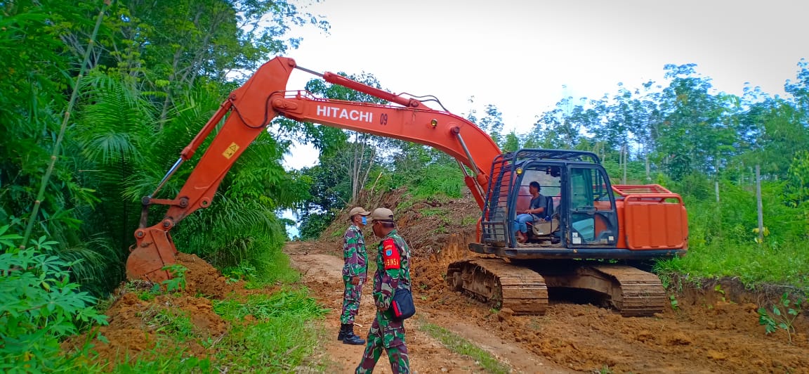 Ditengah Pandemi Covid 19, Babinsa Beduai Karya Bakti Peningkatan Jalan