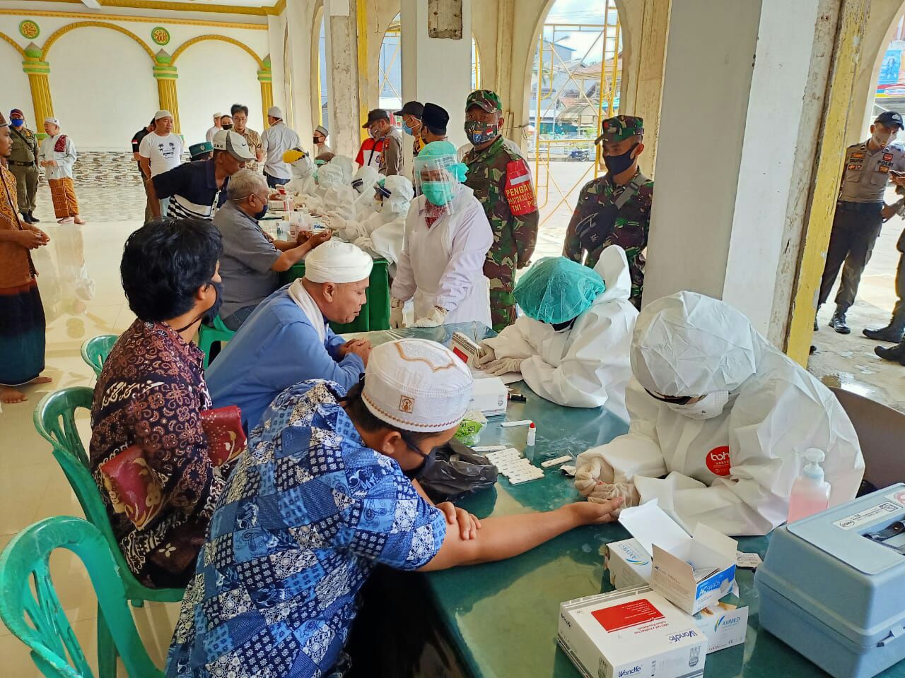 Kodim Sambas Bersama Tim Gugus Tugas Covid-19 Rapid Test Jamaah Usai Jum’atan